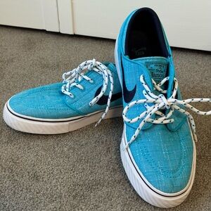 Nike Youth 7 (8.5 women’s) Turquoise Blue Skate Shoes
